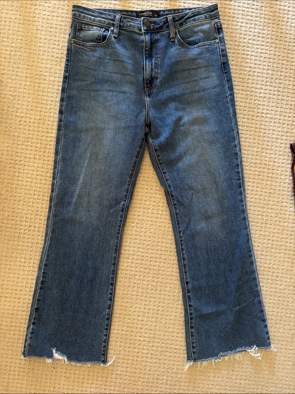 Just Black Women's Cropped Raw-Hem Jeans in Medium Blue